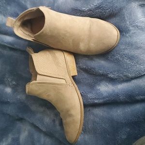 Kids boots size 4